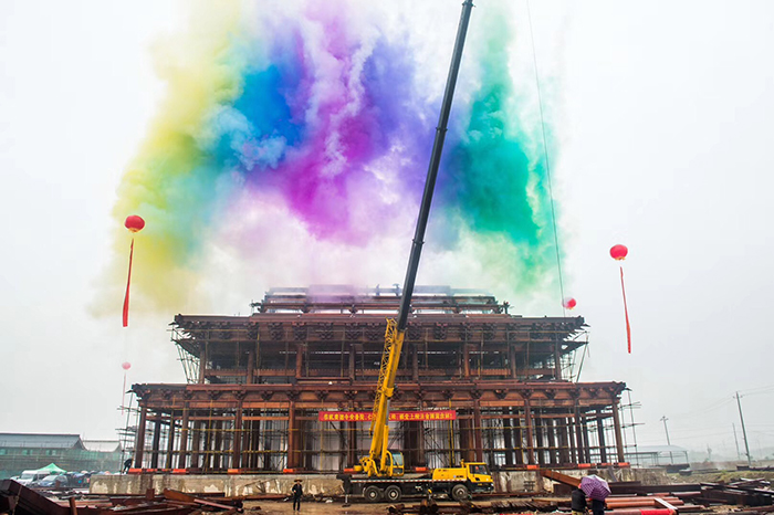 在古建筑设计中，如何通过布局与建筑空间的层次感营造独特氛围